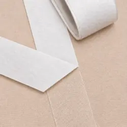 Gordijnen en vitrage inkorten met instrijkband. Voorzien van een schutvel.