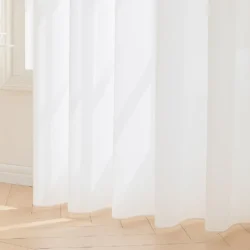 Bibiana vitrage kant en klaar met plooiband Wit. Afgewerkt met loodveter en inclusief schelphaken en embrasse.