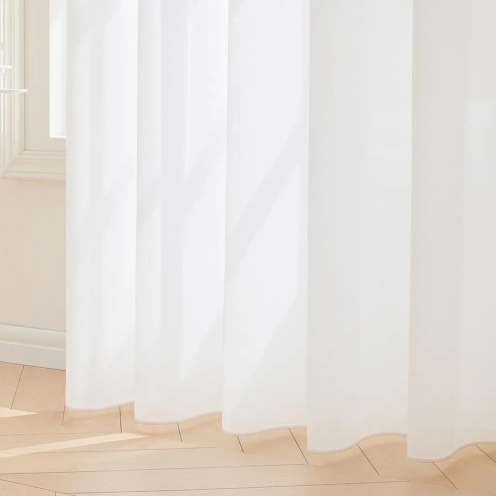 Bibiana vitrage kant en klaar met plooiband Wit. Afgewerkt met loodveter en inclusief schelphaken en embrasse.