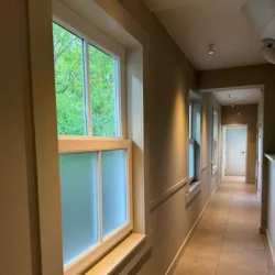 Raamfolie mat zelfklevend privacy zon en UV werend met schutvel