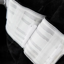 VICTORIA zwart in-between gordijn met plooiband detail met verstelbare plooihaken