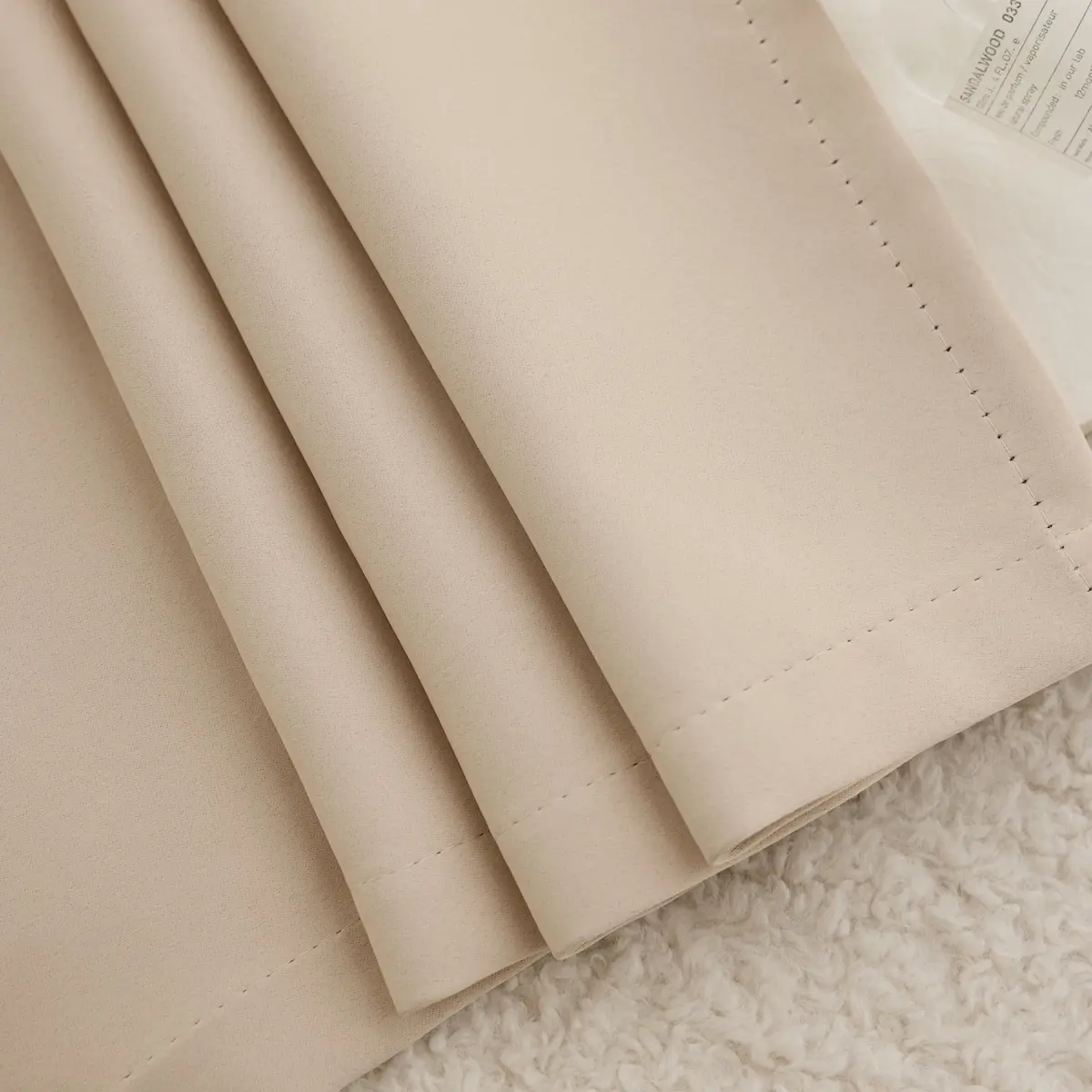 ELSA Beige gordijn kant en klaar voor haakjes. Stofdetail 2.