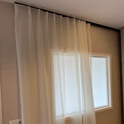 Bibiana Off White met loodveter voor raam