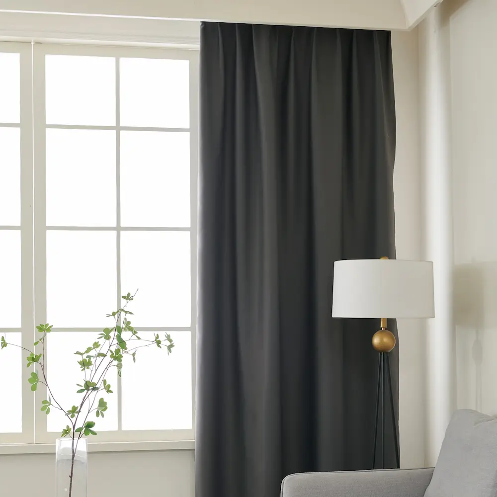 Elsa Antraciet verduisterende gordijnen kant en klaar met plooiband in woonkamer rechts