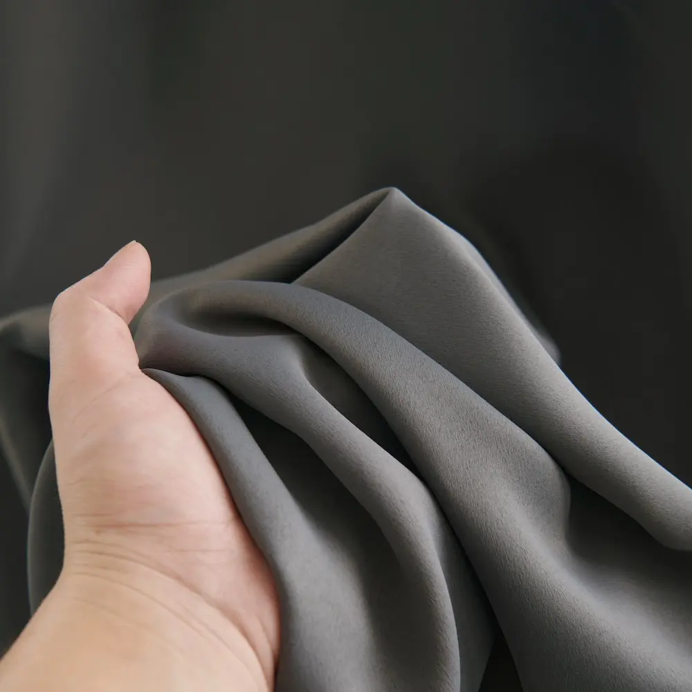 Elsa Ruben Antraciet verduisterende gordijnen kant en klaar stof soepel in hand