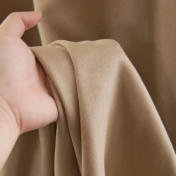 Lemoni Licht taupe semi-verduisterend gordijn stof in hand