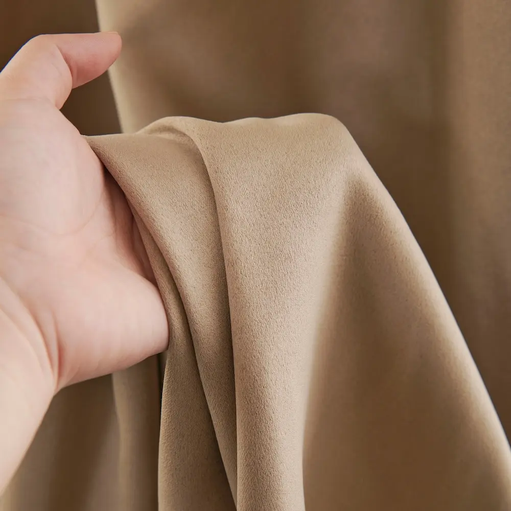 Lemoni Licht taupe semi-verduisterend gordijn stof in hand