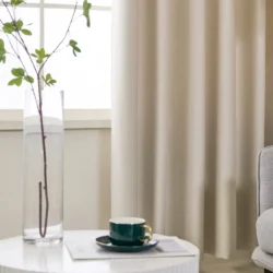 Lemoni semi-verduisterend off white gordijnen met plooi en ringen stofdetail voorkant onder