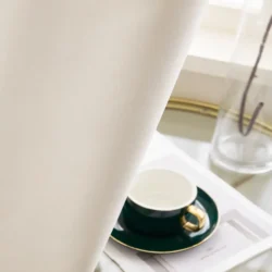 Lemoni semi-verduisterend gordijn met plooiband of ringen off white detail stof zijkant