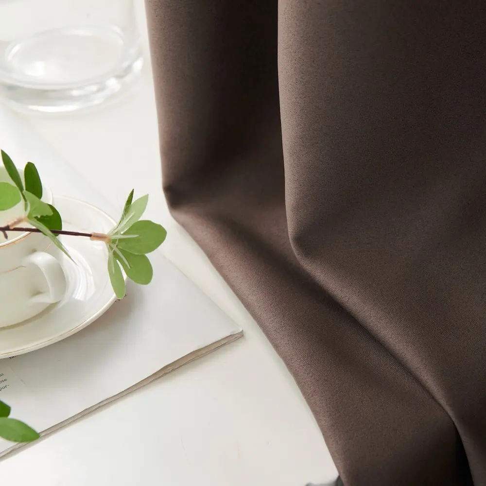 Lemoni verduisterend gordijn met plooiband of ringen - Donker taupe - detail stof