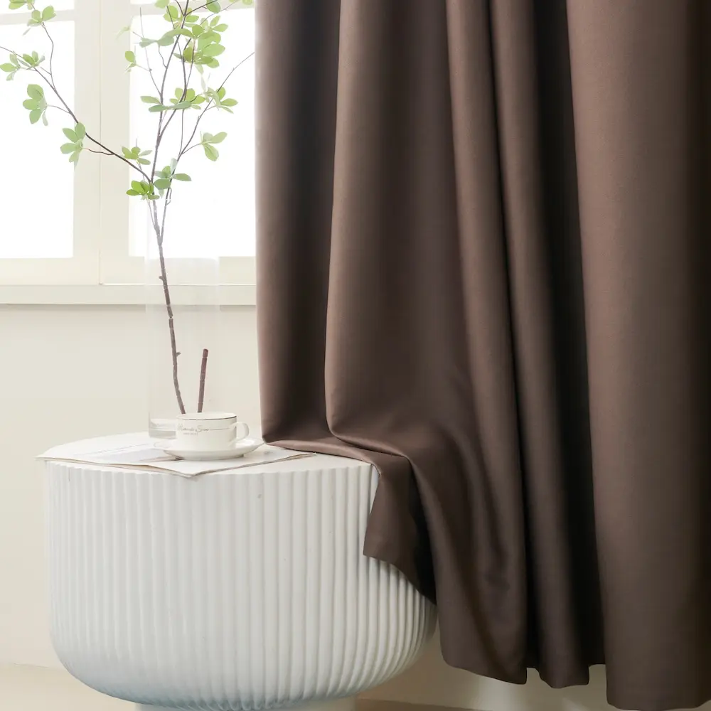 Lemoni verduisterend gordijn met plooiband of ringen - Donker taupe - hangend - aan tafel