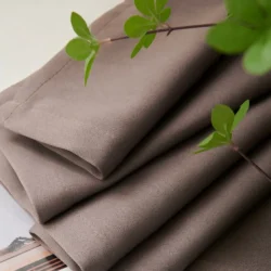 Lemoni verduisterend gordijn met plooiband of ringen - Donker taupe - stofdetail - onderkant