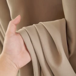 semi verduisterend Licht taupe Elsa en Ruben gordijn in hand