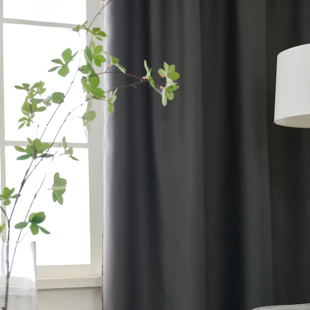 Ruben Antraciet midden verduisterende gordijnen kant en klaar hangend