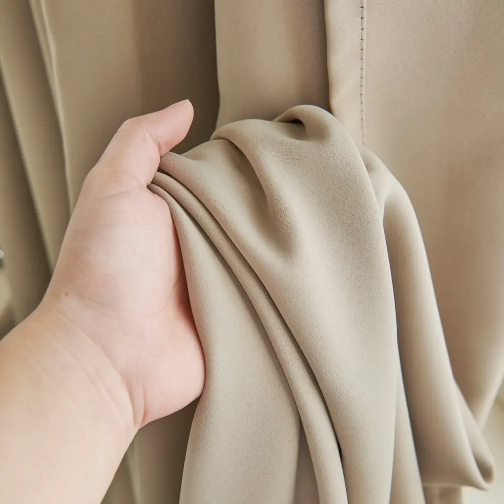 Ruben Elsa Lemoni Licht taupe stof in hand