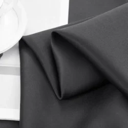 Ruben en Elsa zwart verduisterend gordijn met ringen stofdetail 2