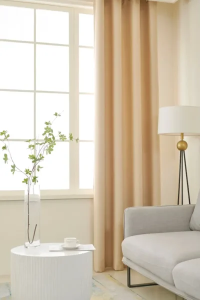 Ruben beige semi-verduisterende gordijnen vooraanzicht