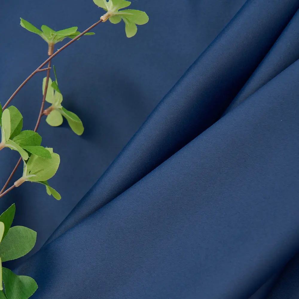 Ruben Elsa verduisterende gordijnen donker blauw stofdetail