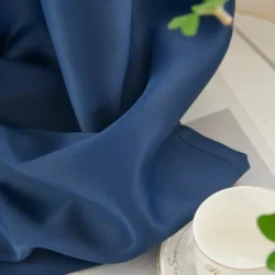 Ruben Elsa verduisterende gordijnen donker blauw stofdetail op tafel