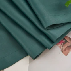 Ruben verduisterende gordijnen met ringen donker groen onderkant