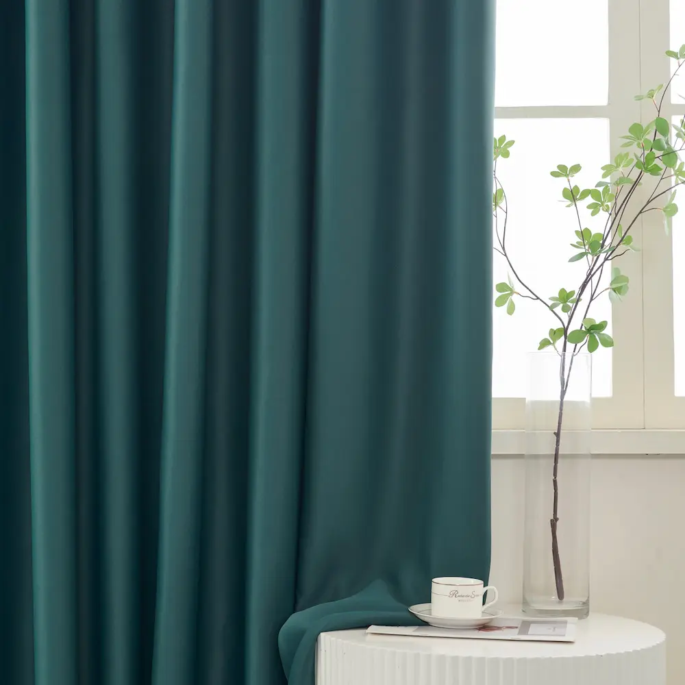 Ruben verduisterende gordijnen met ringen donker groen zijkant midden