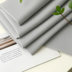 Lemoni semi verduisterend kant en klaar gordijn met plooiband of ringen Licht grijs stof detail op tafel