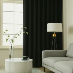 Ruben zwart verduisterend gordijn met ringen - Hangend in woonkamer