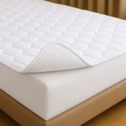 Matrasbeschermer 4 seizoenen wit met katoenen tijk en elastiek om de hoekpunten op bed in slaapkamer