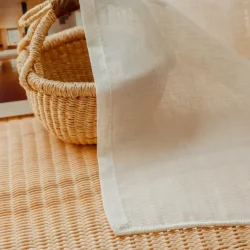 Bibiana Beige vitrage kant en klaar met loodveter onderin.