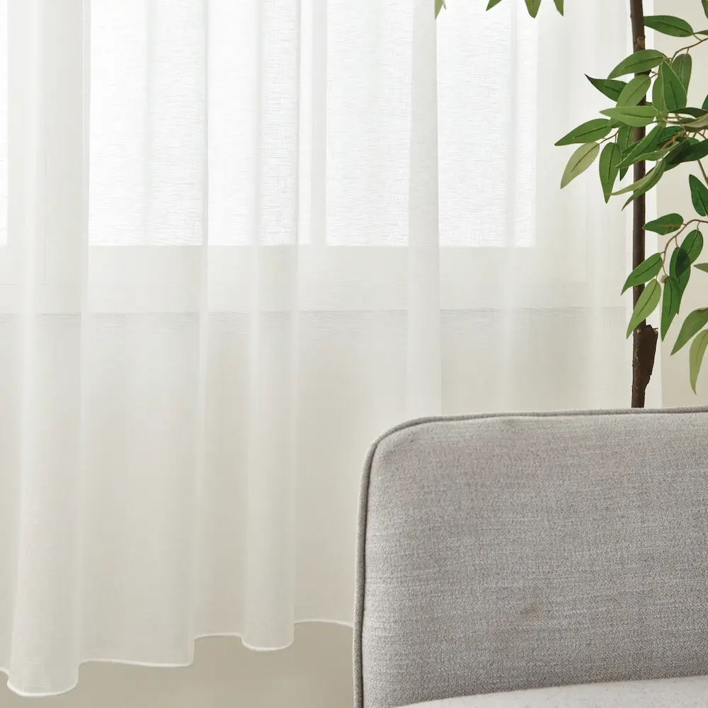 Bibiana vitrage kant en klaar met - Off White. Met loodveter aan de onderkant. Luxe uitstraling voor elke kamer in uw woning.