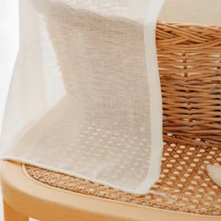 Bibiana vitrage kant en klaar met plooiband - Off White - met schelphaken en embrasse. Netjes afgezoomed aan de zijkanten en voorzien van loodveter aan de onderkant.