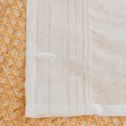 Bibiana vitrage kant en klaar met multifunctionele plooiband - Off White - met schelphaken in de verpakking.