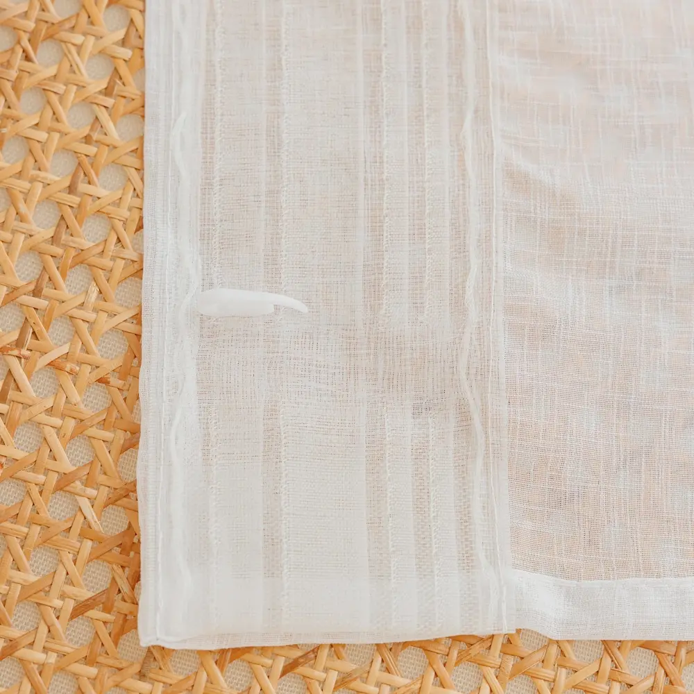 Bibiana vitrage kant en klaar met multifunctionele plooiband - Off White - met schelphaken in de verpakking.