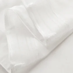 Bibiana vitrage kant en klaar met plooiband - Off White - met schelphaken en embrasse. Afgewerkt met loodveter.