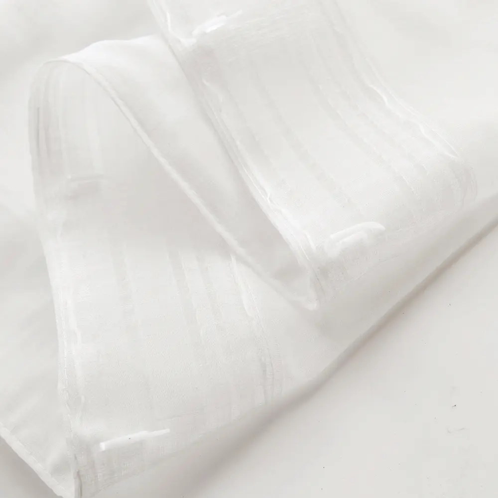 Bibiana vitrage kant en klaar met plooiband - Off White - met schelphaken en embrasse. Afgewerkt met loodveter.