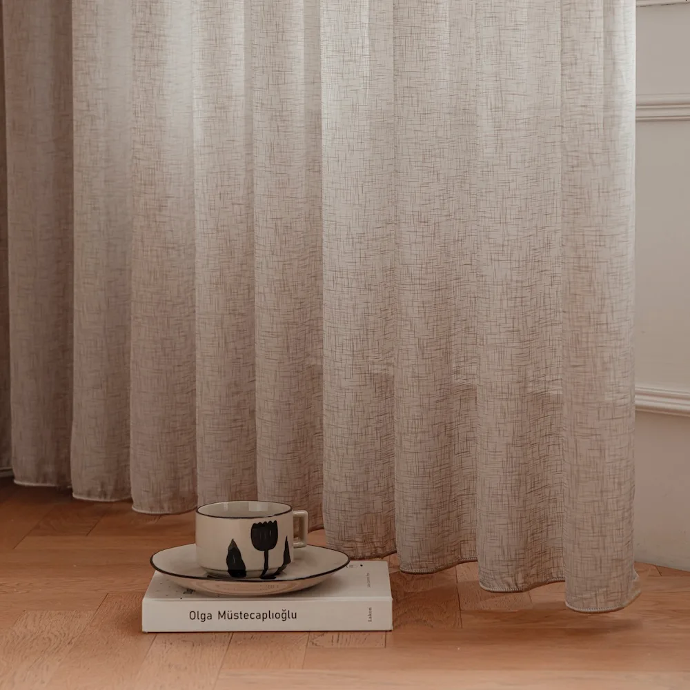 Bibiana kant en klaar vitrage Zandsteen Taupe - Naturel - met loodveter. Inclusief schelphaken en embrasse. Kan en klaar. Compleet met schelphaken en embrasse.