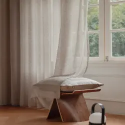 Bibiana kant en klaar vitrage Zandsteen Taupe - Naturel - met loodveter. Inclusief schelphaken en embrasse. Mooie lichtinval en privacy.