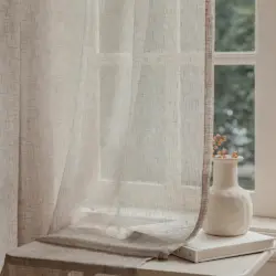 Bibiana kant en klaar vitrage Zandsteen Taupe - Naturel - met loodveter. Inclusief schelphaken en embrasse. Past goed bij moderne interieurs.