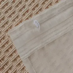 Bibiana kant en klaar vitrage Creme. Met multifunctionele plooiband en inclusief schelphaken voor waveplooi.