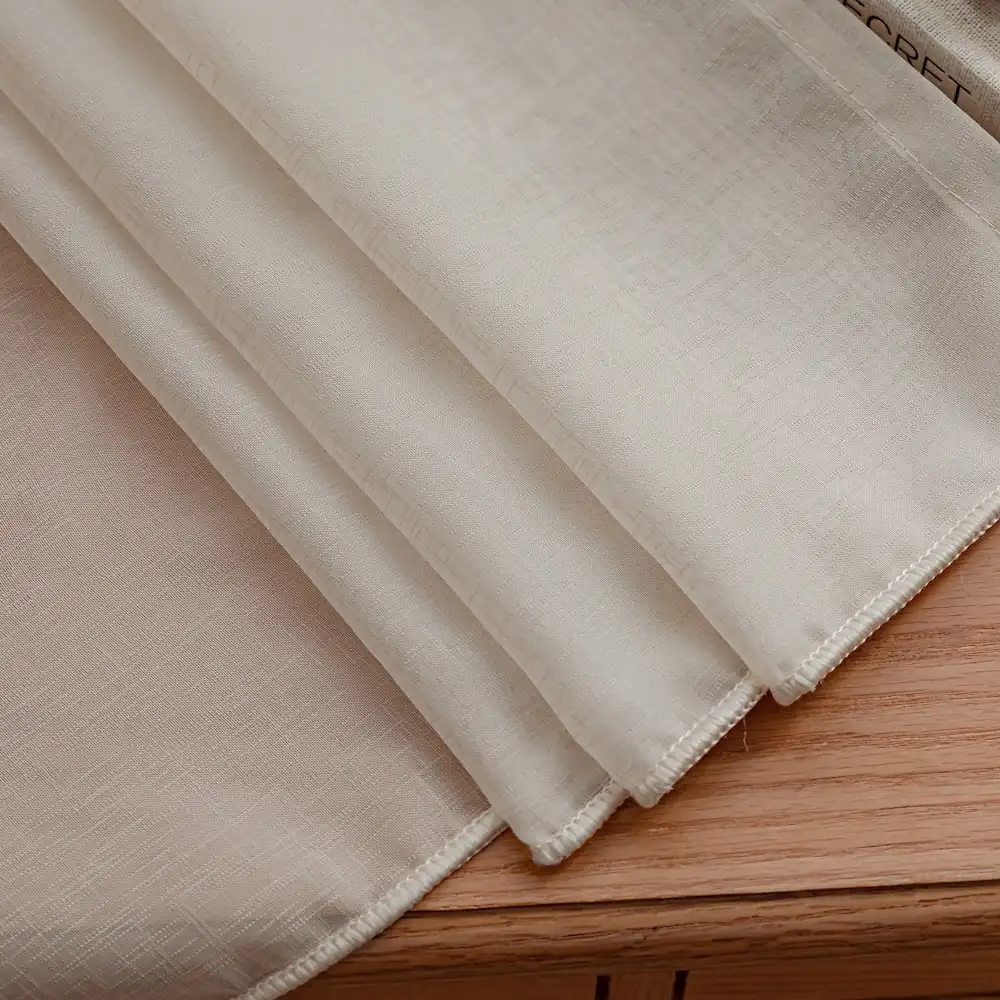 Bibiana kant en klaar vitrage Creme. Afgewerkt met loodveter aan de onderkant.