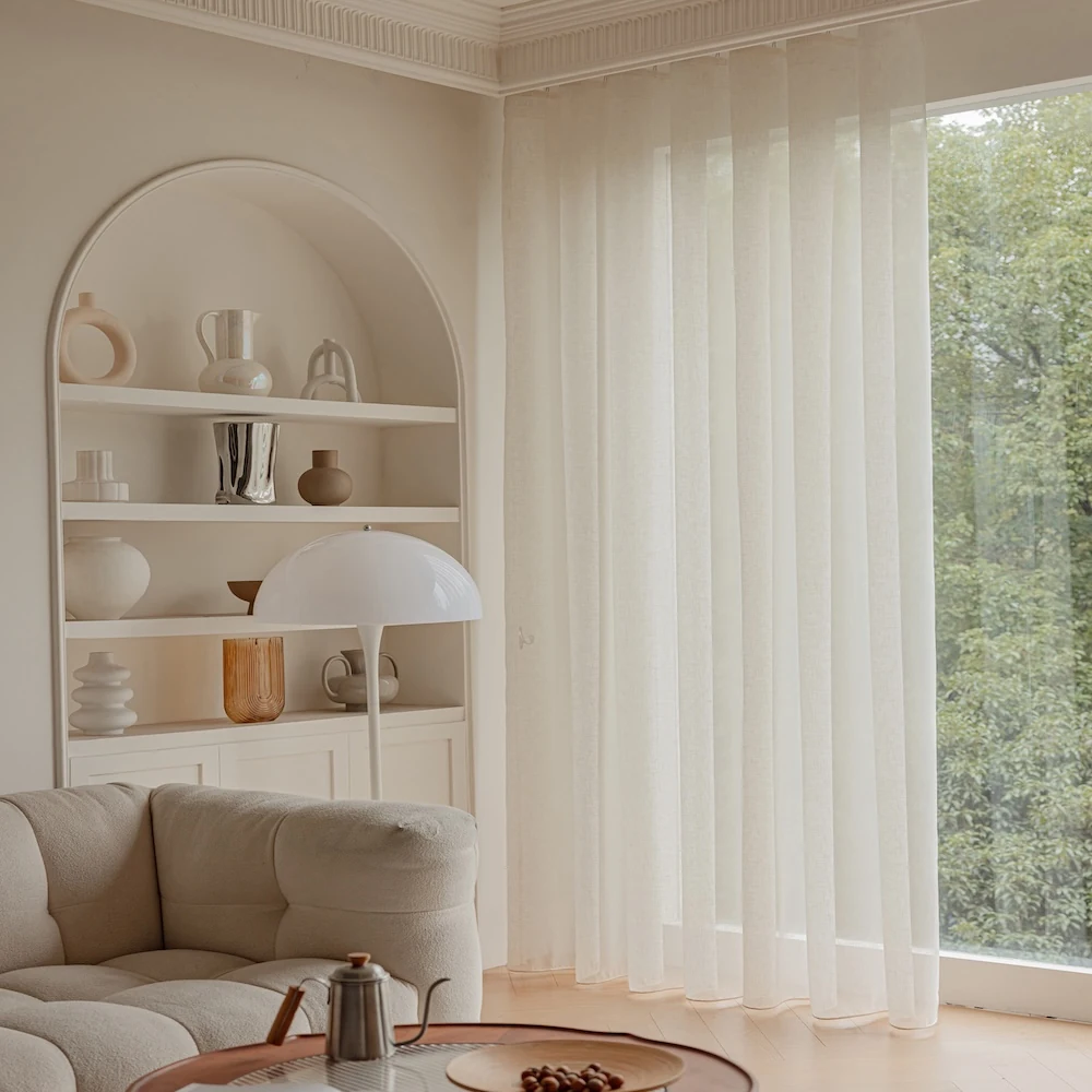 Bibiana kant en klaar vitrage Creme - met loodveter. Inclusief schelphaken en embrasse. Luxe afgewerkt met loodveter.