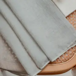 Bibiana kant en klaar vitrage Licht Gijs Groen - met loodveter. Inclusief schelphaken en embrasse. Luxe afgewerkt met loodveter.