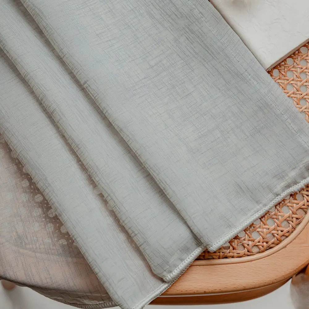 Bibiana kant en klaar vitrage Licht Gijs Groen - met loodveter. Inclusief schelphaken en embrasse. Luxe afgewerkt met loodveter.