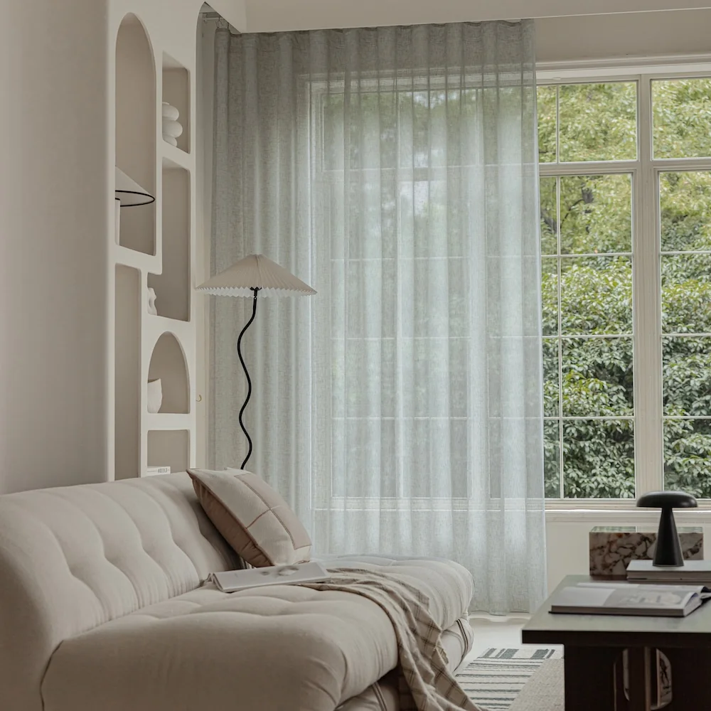 Bibiana kant en klaar vitrage Licht Gijs Groen - met loodveter. Inclusief schelphaken en embrasse. Lichtinval en privacy gecombineerd.