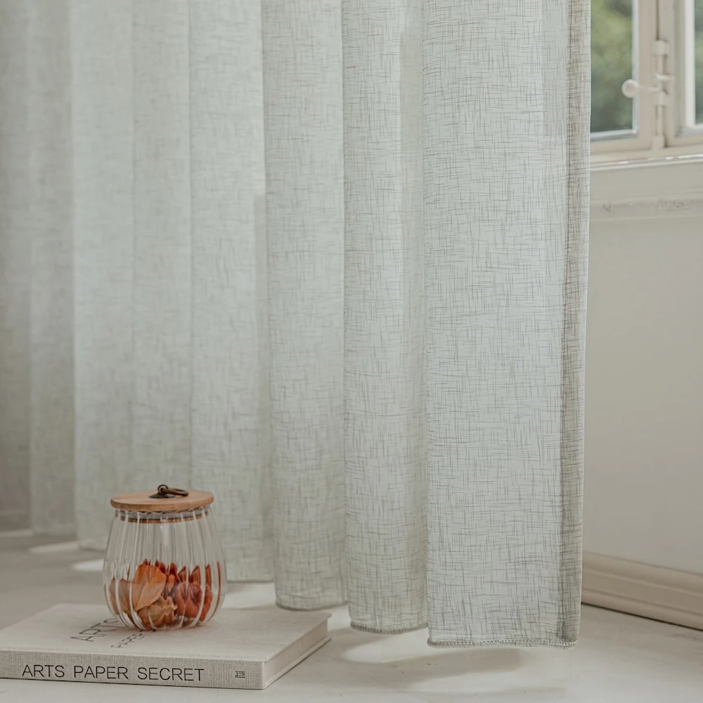 Bibiana kant en klaar vitrage Licht Gijs Groen - met loodveter. Inclusief schelphaken en embrasse. Kant en klaar afgewerkt met loodveter onderin.