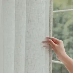 Bibiana kant en klaar vitrage Licht Gijs Groen - met loodveter. Inclusief schelphaken en embrasse. Kant en klaar afgewerkt.