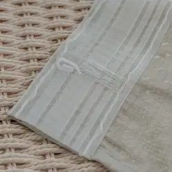 Bibiana kant en klaar vitrage Licht Gijs Groen - met loodveter. Inclusief schelphaken en embrasse. Met multifunctionele plooiband en schelphaken voor waveplooi.