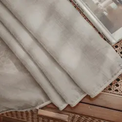 Bibiana kant en klaar vitrage Zandsteen Taupe - Naturel - met loodveter. Inclusief schelphaken en embrasse. Voorzien van loodveter aan de onderkant.