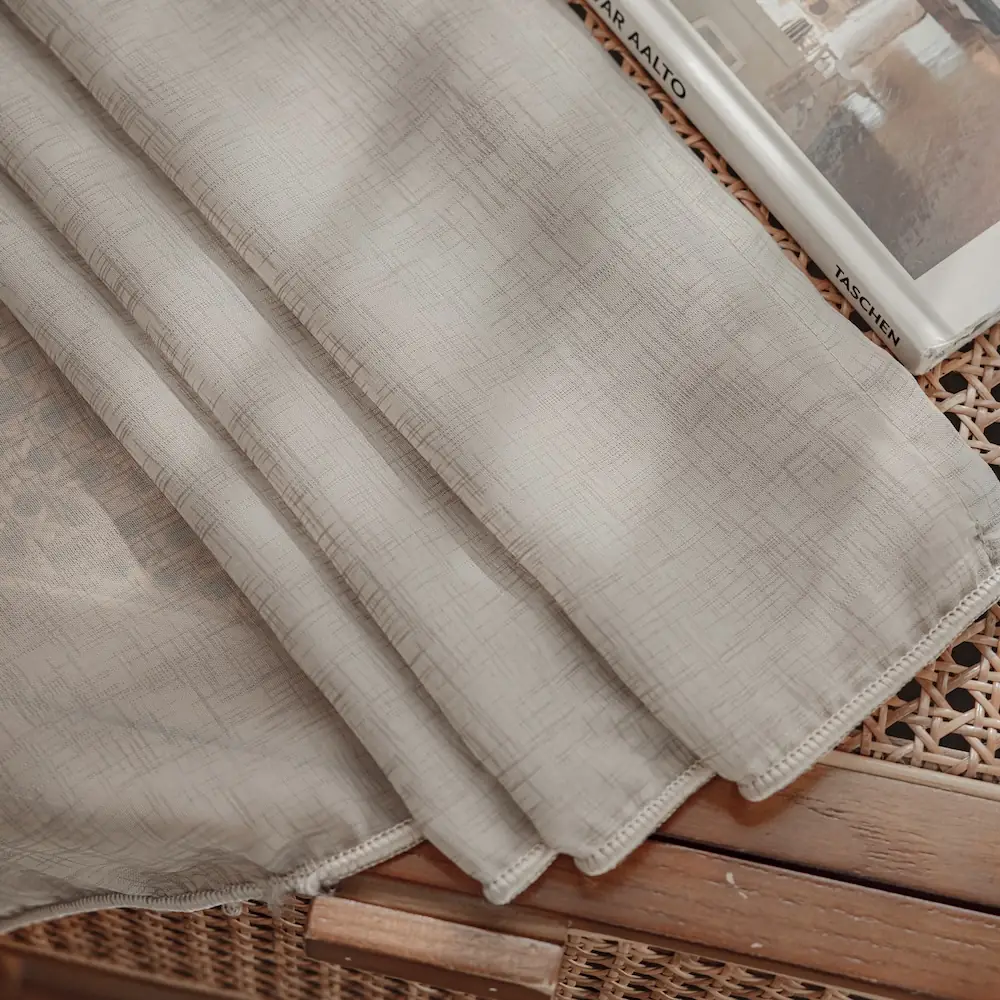 Bibiana kant en klaar vitrage Zandsteen Taupe - Naturel - met loodveter. Inclusief schelphaken en embrasse. Voorzien van loodveter aan de onderkant.