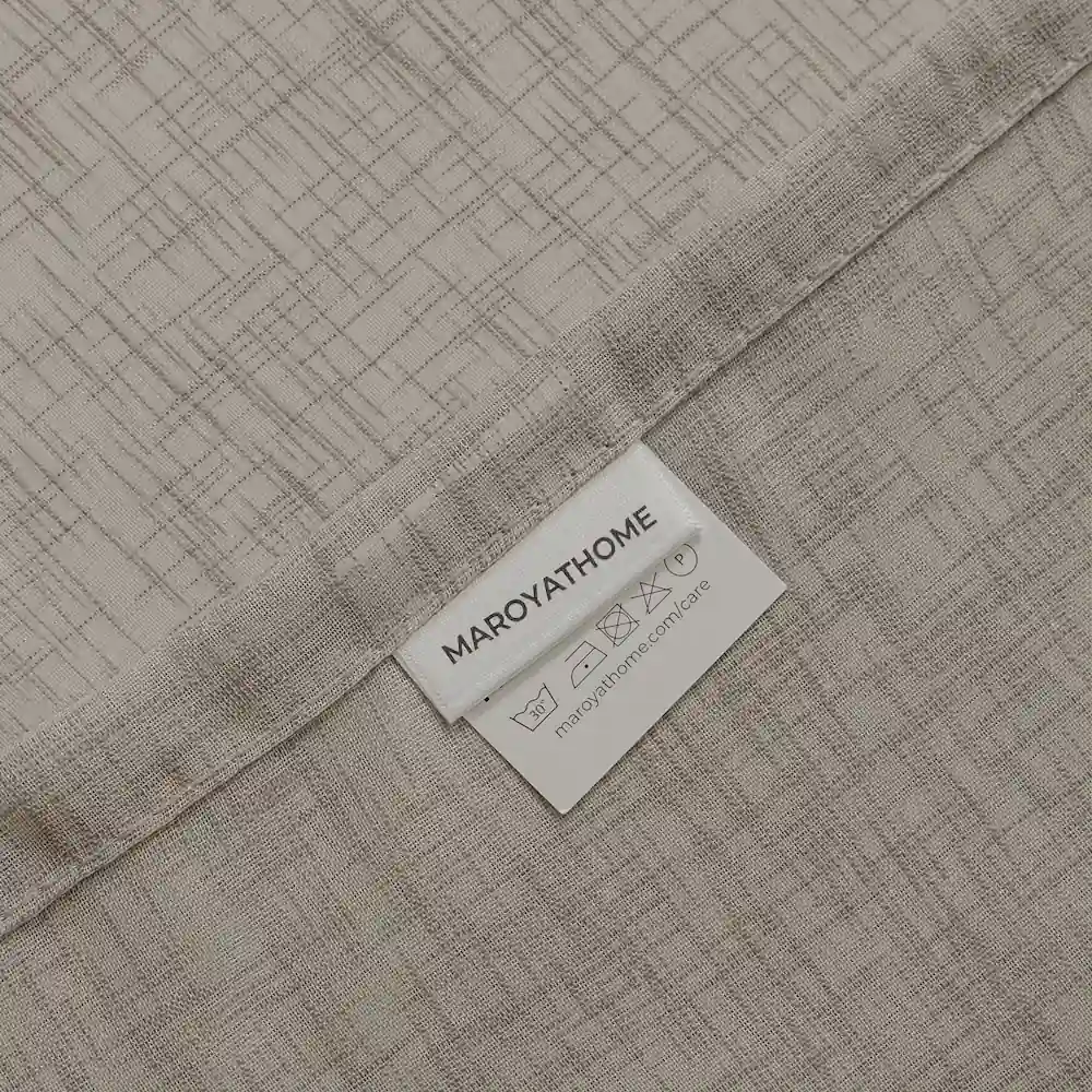 Bibiana kant en klaar vitrage Zandsteen Taupe - Naturel - met loodveter. Inclusief schelphaken en embrasse. Van maroyathome.